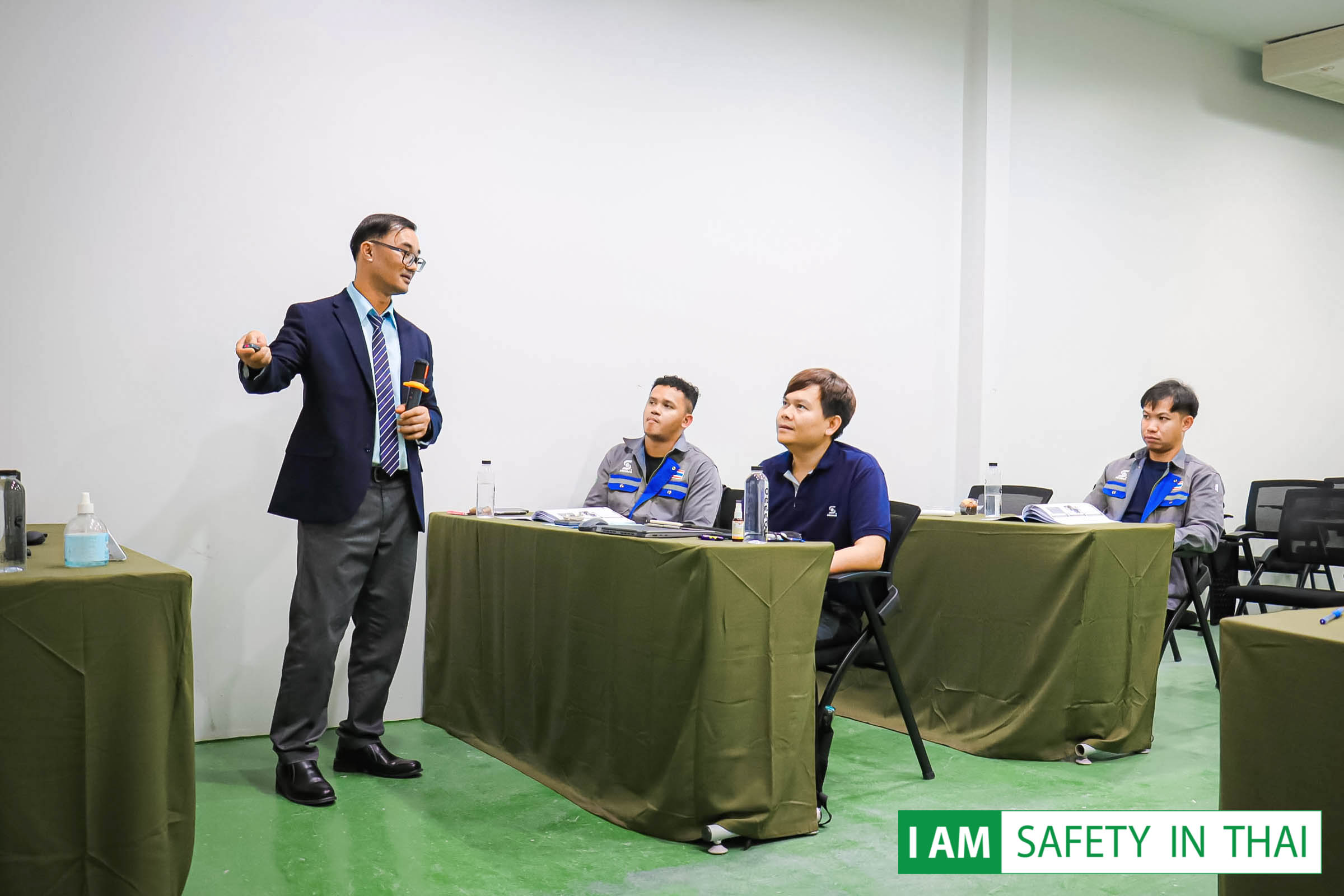 การฝึกอบรมลูกจ้างซึ่งจะทำหน้าที่เป็นผู้ขับรถยก